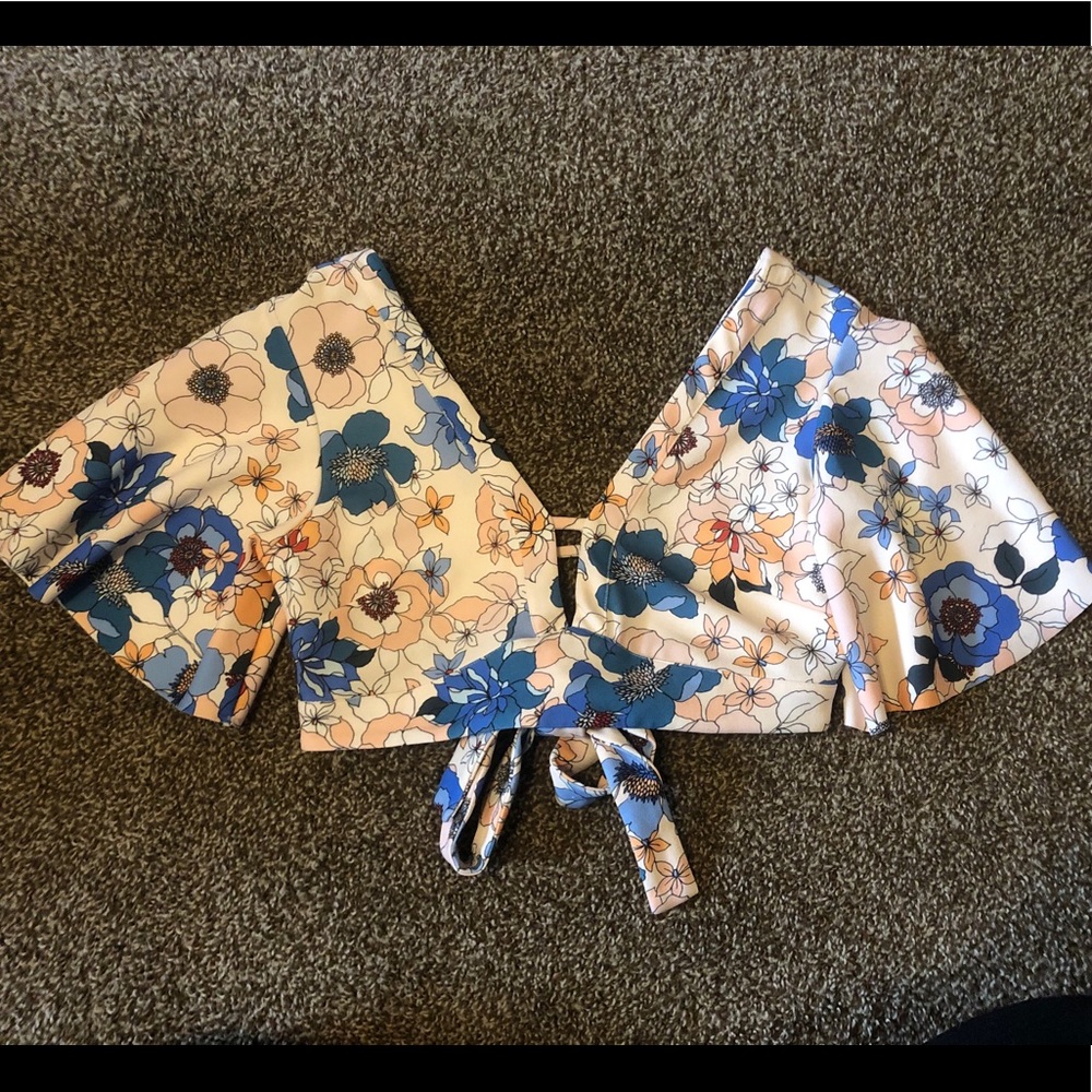 ✨Zara floral Crop top!✨
